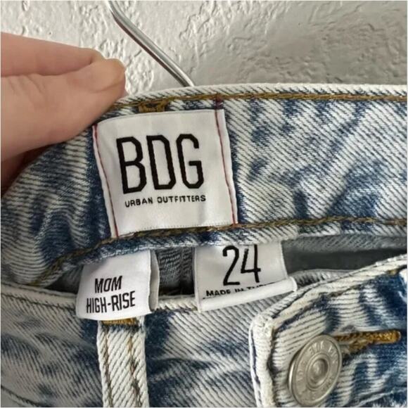 Urban Outfitters High Rise Mom Jeans in Light Bleach Wash - Picture 4 of 6